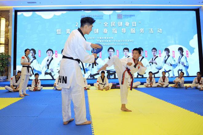 奧運冠軍點亮青春夢想，科技服務(wù)賦能全民健身——2022年“全民健身日”青少年健身指導(dǎo)活動側(cè)記